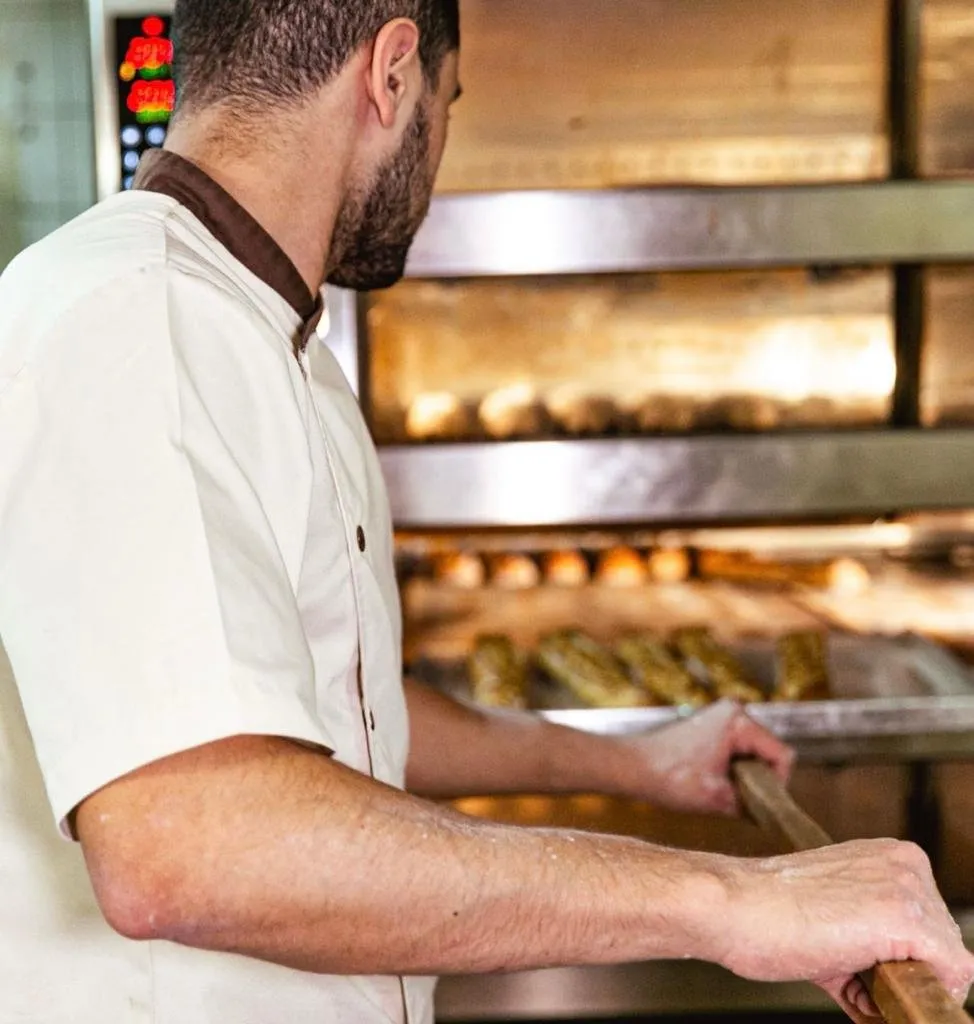 Le chef boulanger enfournant le pain