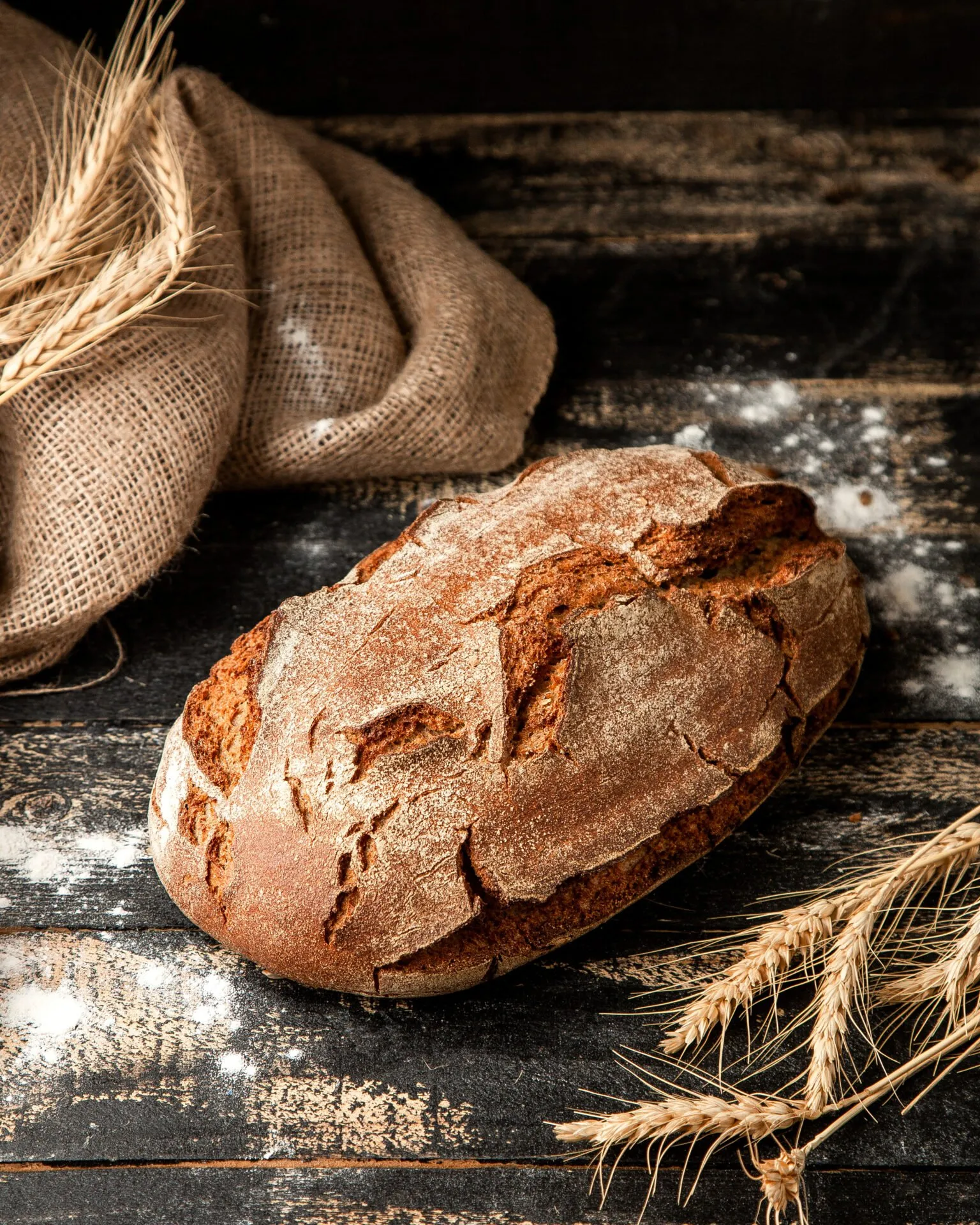 Pain au levain posé sur une table